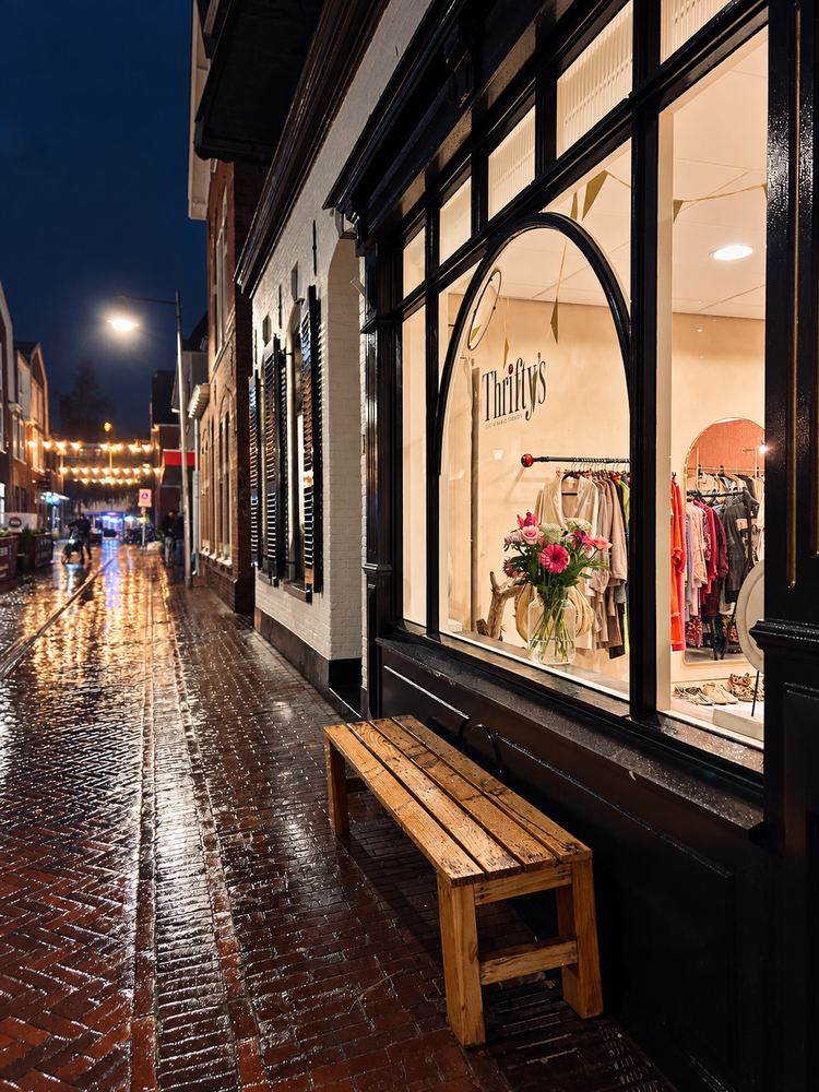 De verlichte etalage van Thrifty’s in de avond