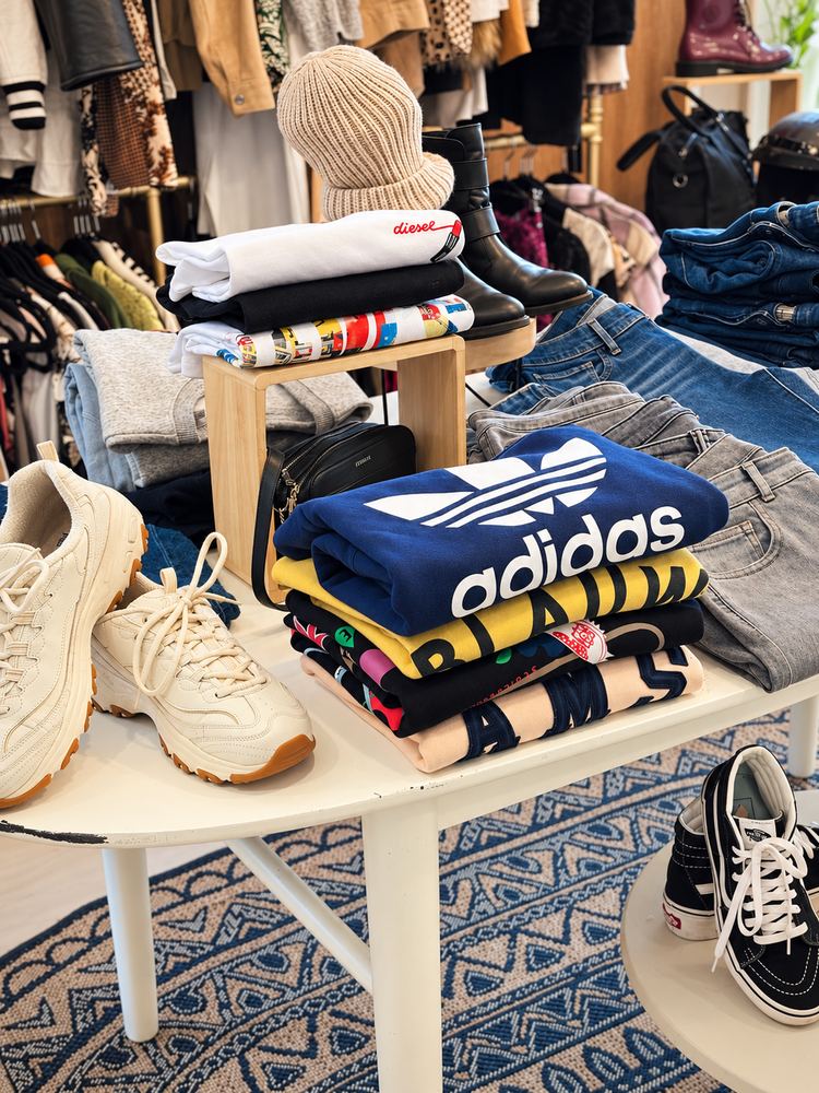 De presentatietafel met opgevouwen kleding en schoenen