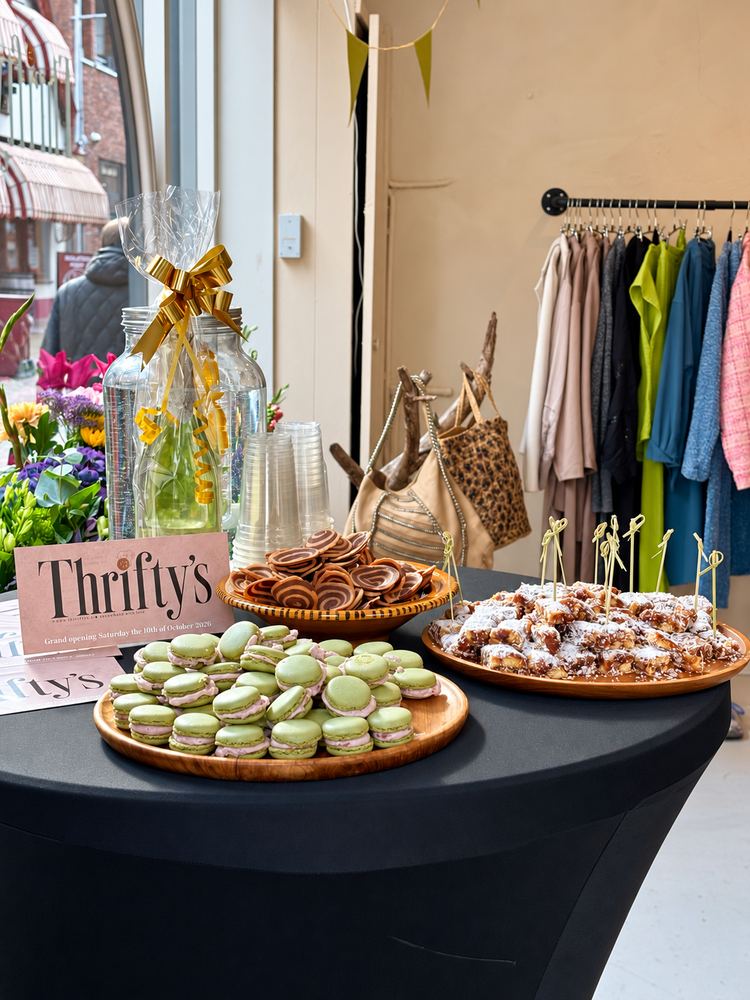 Statafel met macarons en een bordje van Thrifty’s