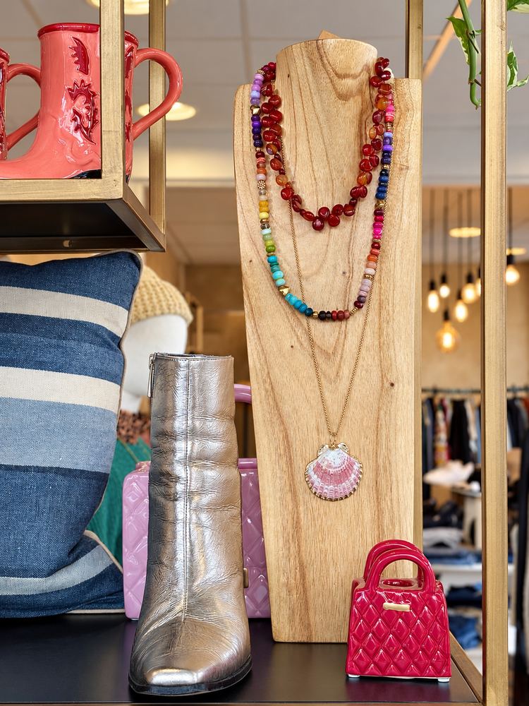 Sieraden en accessoires op een rek